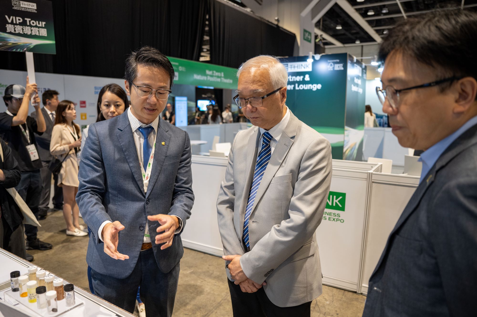 Mr Tobby Fu (3rd right) introduces HKBU’s green technology to Mr Tse Chin-wan (2nd right), along with Mr Edmond Lam (1st right).